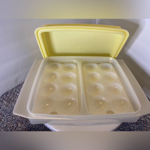 Vintage Tupperware 723 4 Piece Vibrant Harvest Gold Deviled Egg Keeper Carrier - Picture 1 of 4